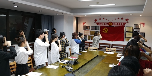 图4：69成人小说
毕业生党员及在校生党员集体入党宣誓